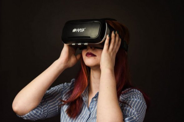  Окуляри віртуальної реальності занурюють у справжній об'ємний світ відео.