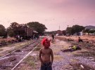 26 октября. Гондураский ребенок играет с маской на железнодорожных путях в муниципалитете Арриага в мексиканском штате Чьяпас