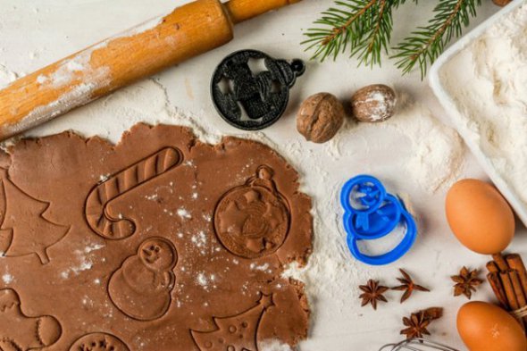 К новогодним и рождественским праздникам готовят имбирное печенье.