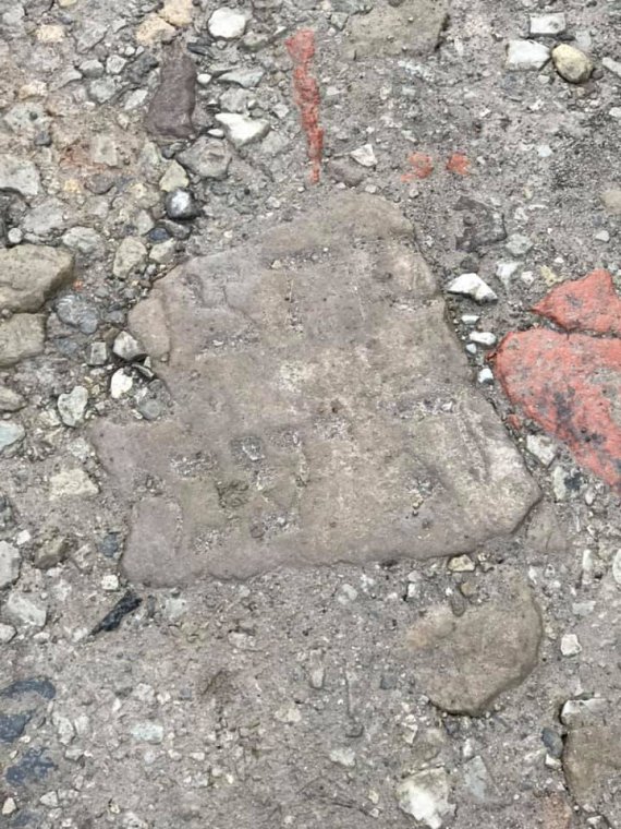 В Тернопольской области в городе Чортков посреди каменной дороги заметили надгробия