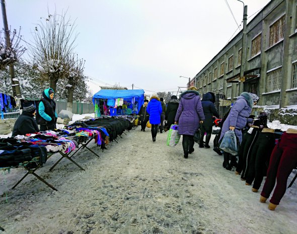 По вівторках у селищі Крижопіль на Вінниччині – базарний день. Ятки з крамом розставляють на центральних вулицях. Торгувати приїжджають із сусідніх областей і Молдови