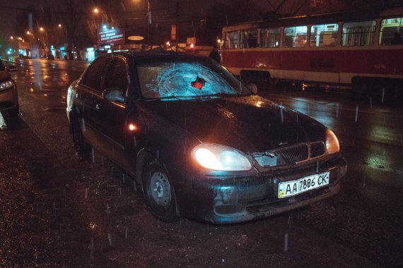 В Киеве возле Дарницкого вокзала произошло ДТП. Daewoo Lanos сбил пешехода