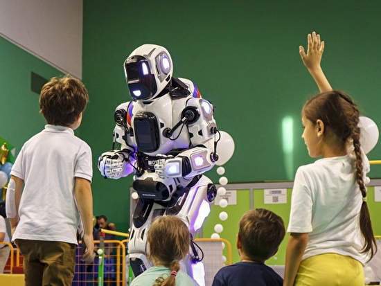 На форумі робот Борис розважав дітей