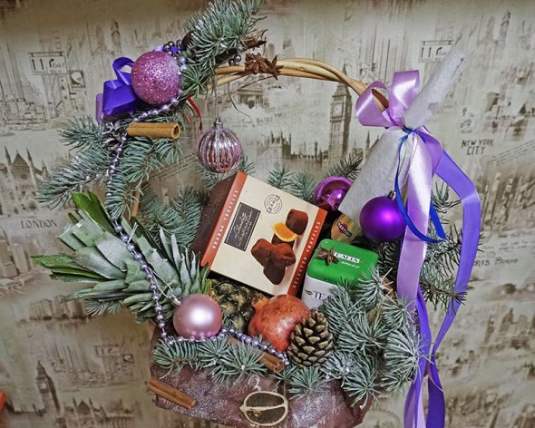 Несколько советов, как заполнить и чем декорировать новогоднюю подарочную корзину