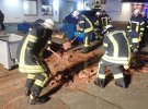 Пожежники відчищали вулицю від шоколаду за допомогою гарячої води