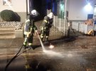 Пожарные отчищали улицу от шоколада с помощью горячей воды