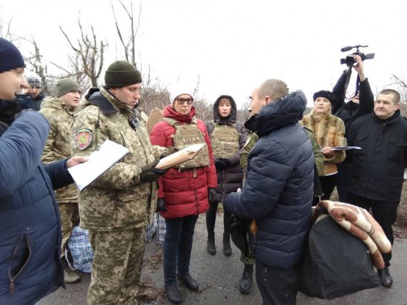 24 заключенных передали с ЛНР в Украину