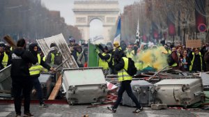Во Франции во время массовых протестов погибли 6 человек. Фото: parstoday.com