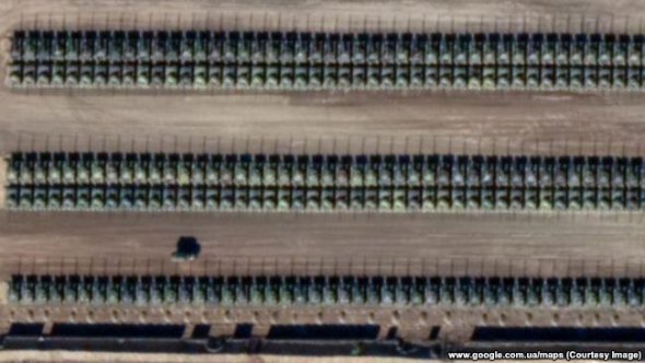 Много военной техники стоит вблизи Каменск-Шахтинска, Ростовская область, Россия (фото из Google Maps).