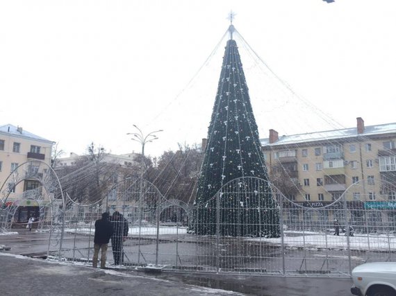 В Полтаве монтируют главную елку