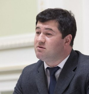 Колишній очільник Державної фіскальної служби Роман Насіров може повернутися на свою посаду. Прокурори не змогли довести у суді наявність у нього британського громадянства. Також звинувачують у перевищенні службових повноважень та вчиненні дій, які завдали державі збитків на суму два мільярди гривень