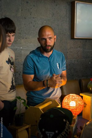 Віталій Андрієць проводить заняття у майстерні-студії ”Мудрий Тесля” у Черкасах. Пояснює, як зробити настільний світильник власними руками. Позаторік організував майстерню для дітей 6-14 років. Безкоштовно вчить хлопчиків, які ростуть без батька. Родом із Луганська. Рідний батько пішов з родини, коли йому було два роки. Виховували мама і баба. Має дипломи зі спеціальностей інженер-механік, психолог та бакалавр богослов’я. 2011-го започаткував рух ”Дар Різдва”. Закликає робити подарунки дітям з неповних, бідних сімей та сиротам. У 2014-му виїхав із сім’єю з Луганська. Жив у друзів у Києві, Львові та Одесі. Потім оселився у Черкасах. Двічі їздив волонтером до Кенії. Там працював з молоддю, навчав теслярства і допомагав будувати церкву. Одружений, має троє дітей