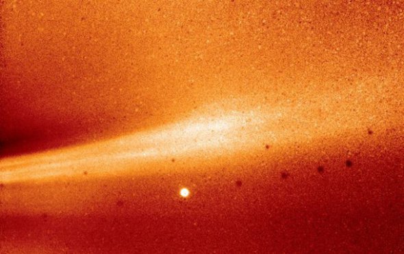 Яркая точка на снимке - это планета Меркурий. При этом черные точки являются следствием коррекции фона.