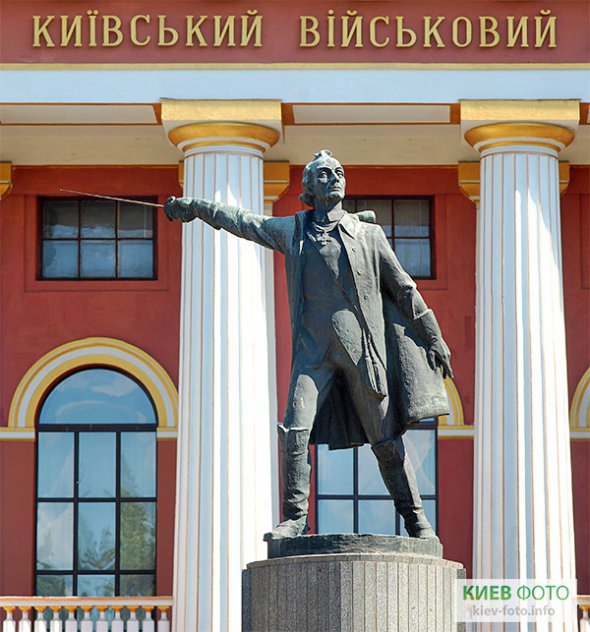 В Киеве демонтируют памятник русскому полководцу Александру Суворову.
