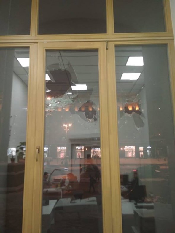 Неизвестные побили стекла в Киевском горсовете