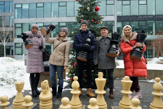 Лидия Таран организовала уникальную шахматную партию посреди Праги, чтобы осуществить мечту 18-летнего Михаила Комнацкого
