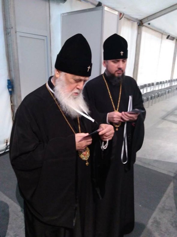 Патриарх Филарет для Объединительного собора сменил свой белый "патриарший" головной убор на митрополичий клобук