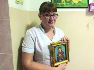 Тетяна Лісоколенко із села Тахтаулове Полтавського району почала вишивати ікони, коли захворів її дід