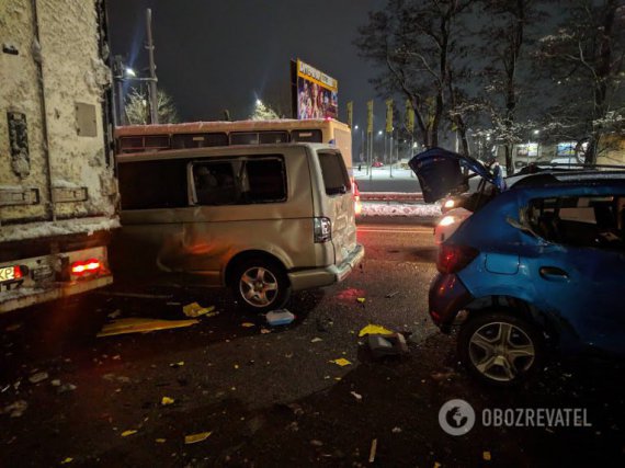 В ДТП с участием 7 автомобилей пострадали мать с ребенком