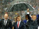 Президент ФИФА Джанни Инфантино, президент РФ Владимир Путин и французский президент Эммануэль Макрон во время финала Чемпионата мира в Москве. 15 июля