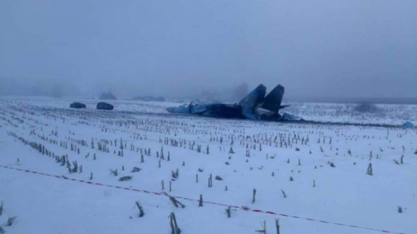 На Житомирщині під час заходження на посадку розбився літак Су-27
