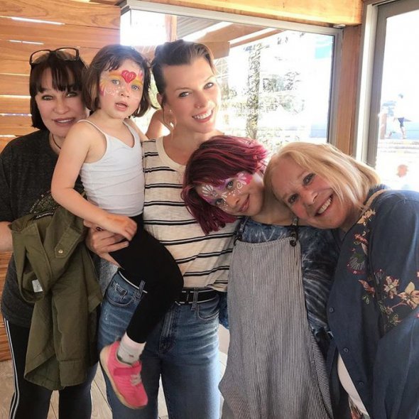 Міла Йовович з мамою, свекрухою і доньками