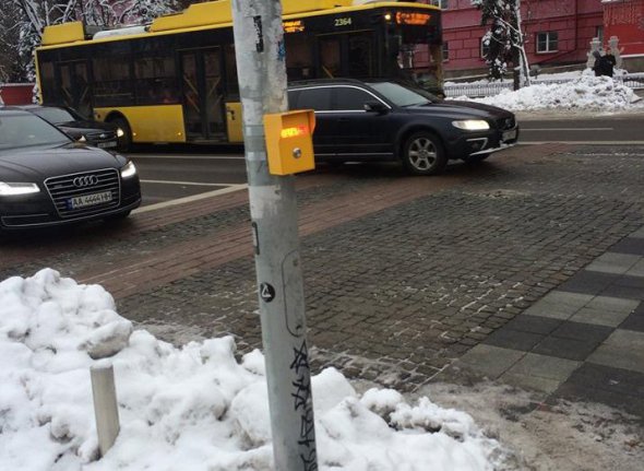 В Киеве тестируют светофоры нового типа. Фото: 24