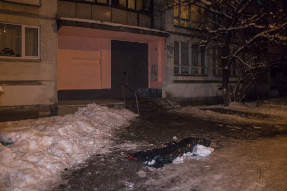 В Киеве на ул. Ромена Роллана, 7а обнаружили труп мужчины. Тело лежало у 16-этажного дома