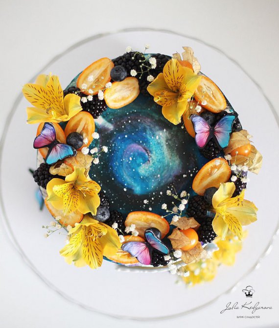 В оформлении своих десертов кондитер стремится изобразить красоту космоса и всего живого, что есть на Земле.