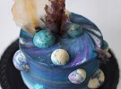 В оформленні своїх десертів кондитер прагне зобразити красу космосу й усього живого, що є на Землі.