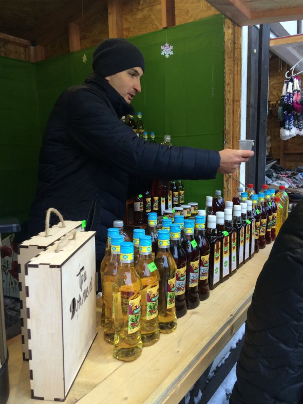 Одна пляшка алкогольного меду коштує 120 грн. Фото: gazeta.ua