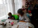 Еженедельно приходят волонтер-художник и учит детей рисовать