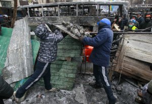 Мітингарі будують барикади з бруківки під час Революції гідності в Києві, 21 січня 2014 року