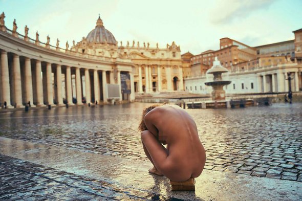 Модель Playboy Марису Папен задержали за повторное обнажение на центральной площади Ватикана. Также арестовали и ее фотографа Джесси Уолкера