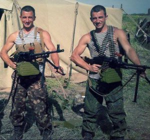 Братья близнецы Максим и Артем Лащенко погибли в один день - 5 августа 2014 года. В их авто попала ракета
