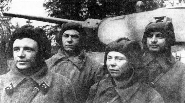 Дмитро Лавріненко (перший зліва) командував бригадою танкістів
