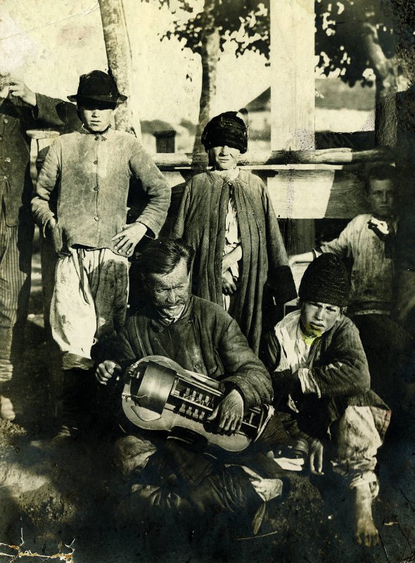 Сліпий лірник із поводирями, Полтавщина, 1910 рік