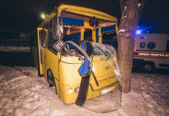 У Києві на вулиці Академіка Булаховського сталася ДТП з постраждалими. Автобус «Богдан»  із пасажирами збив пішохода та врізався в дерево