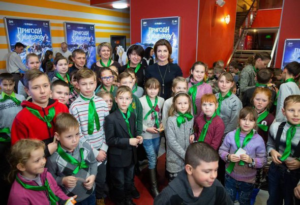 Первая леди Марина Порошенко пригласила 150 детей из Киевской области на украинский фильм "Приключения S Николая"