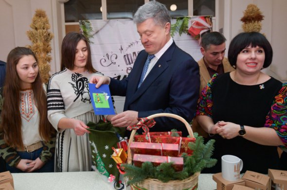 Президент Украины Петр Порошенко пожелал соотечественникам веры и тепла