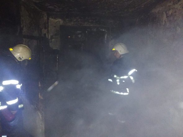 На Дніпропетровщині в 5-поверхівці    сталася пожежа. Із вогню врятували жінку з 6-річною дитиною