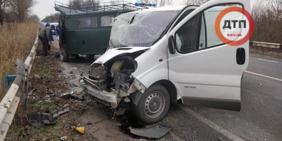 На херсонщині в результаті зіткнення Renault Trafic та «УАЗу»    5  людей загинули. Ще 1 чоловік у лікарні