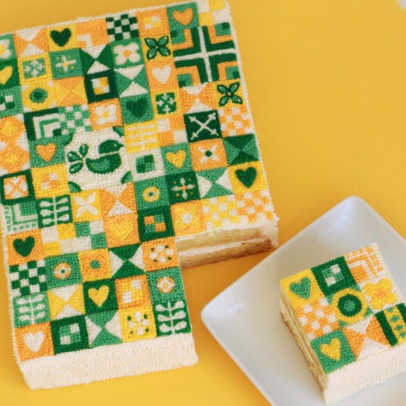 Замість помпезних квітів і вигадливих візерунків свої торти кондитер прикрашає тонкими “ворсинками” вершкового крему.