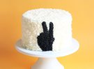 Замість помпезних квітів і вигадливих візерунків свої торти кондитер прикрашає тонкими “ворсинками” вершкового крему.