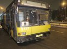 Mercedes на великій швидкості врізався у припаркований автобус.