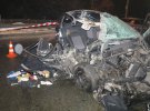 Mercedes на великій швидкості врізався у припаркований автобус.