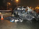 Mercedes на великій швидкості врізався у припаркований автобус.