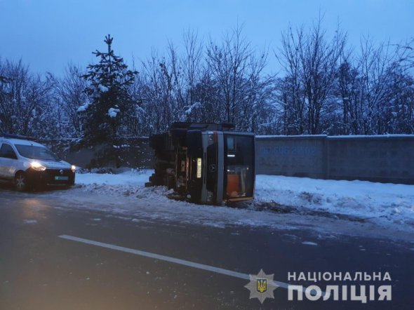 Под Киевом перевернулся маршрутный автобус с 30 пассажирами в салоне. Предварительно, травмы получили 8 человек