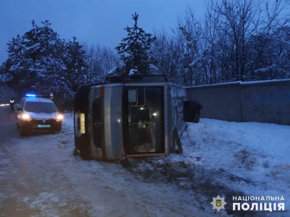 Под Киевом перевернулся маршрутный автобус с 30 пассажирами в салоне. Предварительно, травмы получили 8 человек