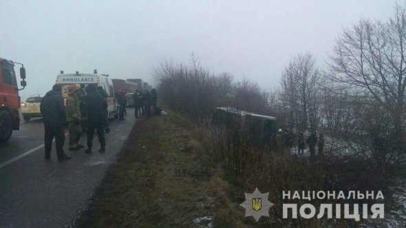 Вранці 21 грудня на трасі Київ-Одеса сталося масштабне зіткнення.  Учасниками аварії стали більше 10 транспортних засобів.  Автобус із пасажирами перекинувся в кювет